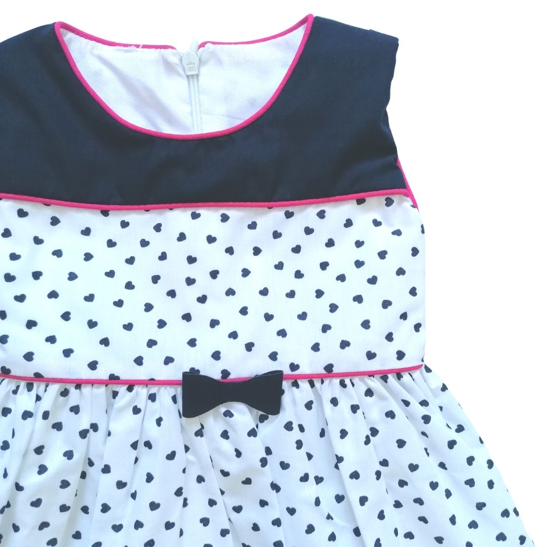 VESTIDO BLANCO CORAZONES AZULES  MOÑO NIÑA